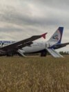Самолет "Уральских авиалиний" после экстренной посадки