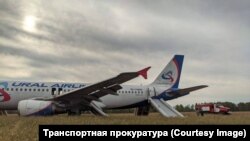 Фото с места аварийной посадки А230 "Уральских авиалиний"