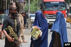 طالبان محدودیت های فراوانی بر کار و گشت و گذار زنان در اجتماع وضع کرده اند