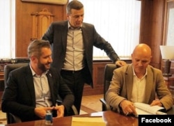Sorin Grindeanu a participat la ceremonia semnării pentru o finanțare acordată Aeroportului Timișoara în 2022. Apare alături de cei doi manageri.