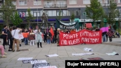 Foto nga protesta e Kolektivit për Mendim dhe Veprim Feminist në Prishtinë,