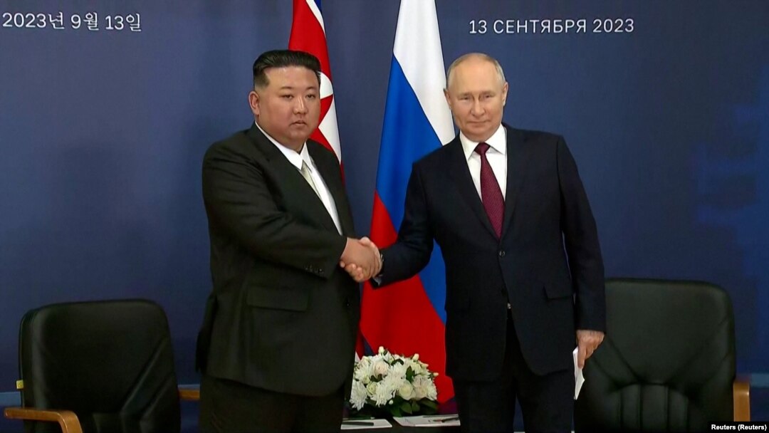 Președintele rus Vladimir Putin (dreapta) și liderul nord-coreean Kim Jong Un (stânga) își strâng mâinile la cosmodromul Vostohnîi din regiunea Amur, pe 13 septembrie 2023, înainte de discuțiile planificate care ar putea duce la un acord de armament.