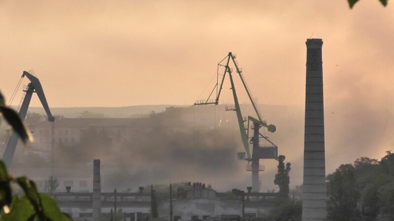 Veliki požar na brodogradilištu na Krimu