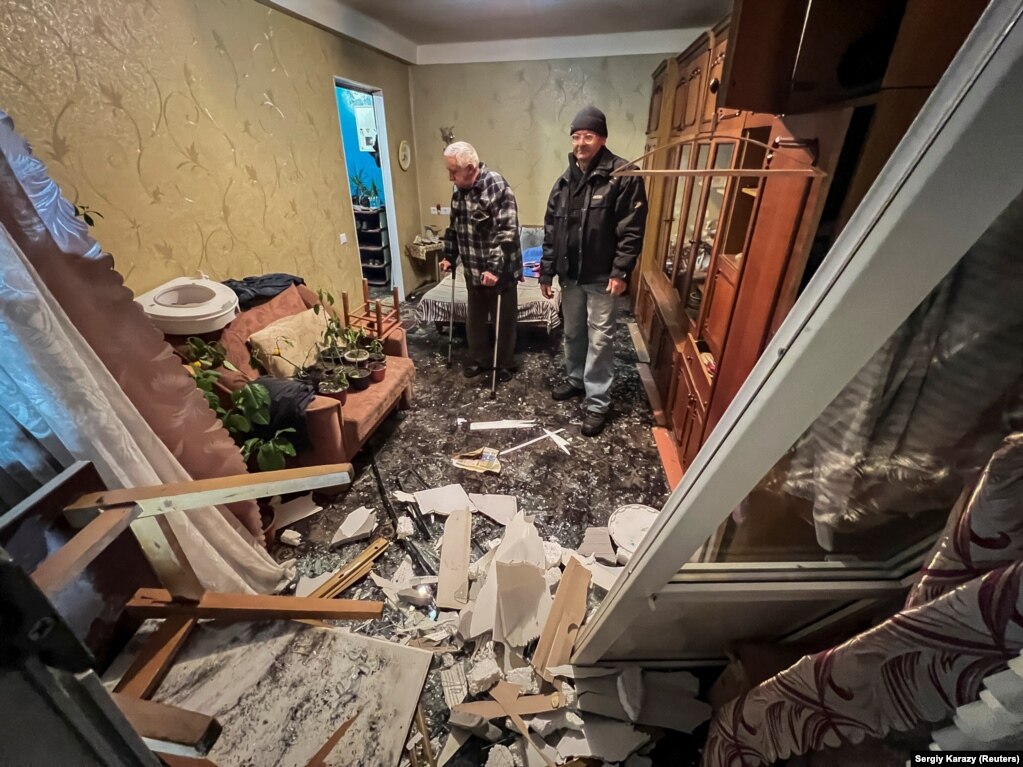 Petro Khomyn, 71 vjeç, duke shikuar dëmet e shkaktuara nga sulmet në banesën e tij.