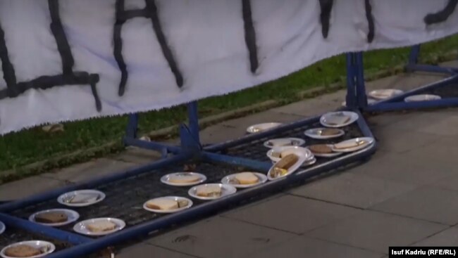 Studentët protestues vendosën pjata me nga një copë bukë dhe një copë djathë, si simbolikë e ushqimit të varfër, ndërsa u kërkua që të rritet vlera e pagesës për shujta dhe gjithashtu pagesa të bëhet me kohë.