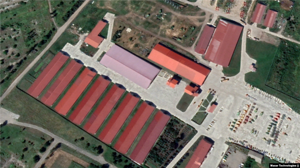 Yakovlivka, një fshat pranë Soledarit në rajonin e Donjeckut, u pushtua nga Rusia në dhjetor të vitit 2022. Ky imazh satelitor nxjerr në pah shkatërrimin e ndërtesave të banimit dhe një objekti të madh bujqësor nga granatimet e forcave ruse.