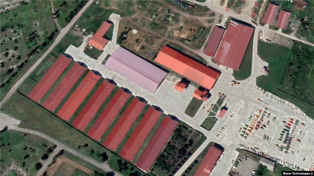 Iakovlivka, un sat din regiunea Donețk, lângă Soledar, a fost capturat de Rusia în decembrie 2022. Această imagine prin satelit arată distrugerea provocată de bombardamente clădirilor rezidențiale și unei mari unități agricole