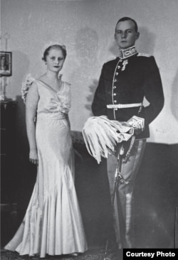 Вновь в седле. Хельга и Кристиан направляются на королевский бал, 1935 год (Частное собрание)
