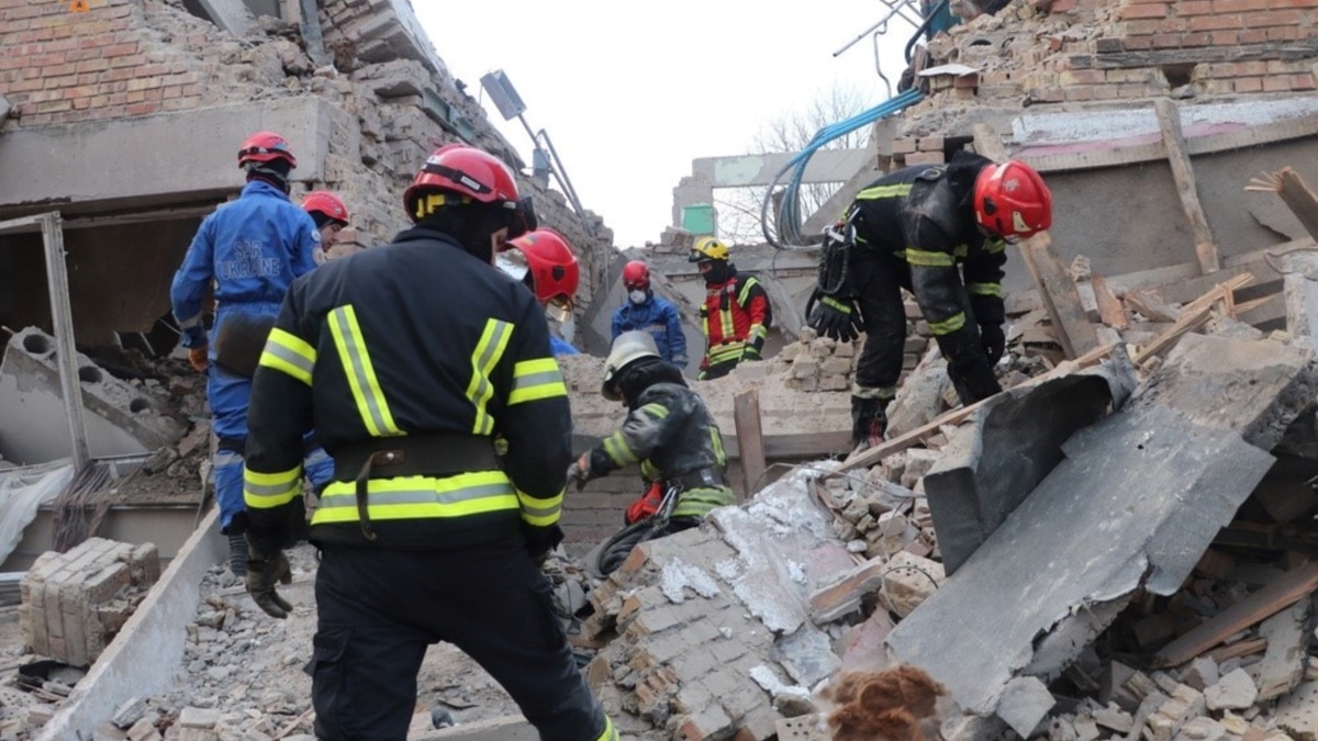 На Донеччині війська РФ вночі вдарили по будівлі рятувальників, є поранені – ДСНС
