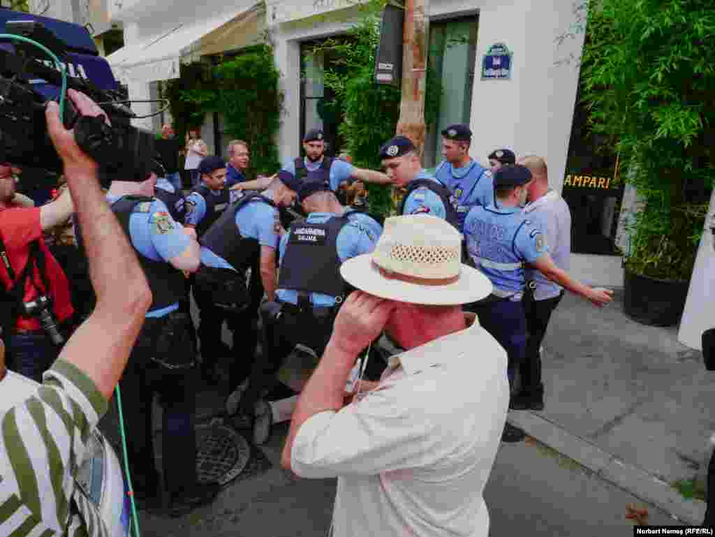 Marșul Pride nu a fost lipsit de incidente. În jurul orei 17.00, mai multe persoane s-au poziționat pe traseul manifestației pentru a-și exprima nemulțumirea față de desfășurarea acesteia. Una dintre persoane a refuzat să fie legitimată și a fost transportată la sediul unei secții de poliție.