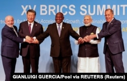 Presidenti brazilian, Luiz Inacio Lula da Silva, ai kinez Xi Jinping, presidenti i Afrikës së Jugut, Cyril Ramaphosa, kryeministri indian, Narendra Modi, dhe ministri i jashtëm rus, Sergei Lavrov, pozojnë për një foto familjare gjatë samitit të BRICS-it në Johannesburg, Afrika e Jugut , më 23 gusht.