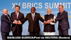 De la stânga la dreapta: președintele Braziliei, Luiz Inacio Lula da Silva, președintele Chinei, Xi Jinping, președintele Africii de Sud, Cyril Ramaphosa, premierul Indiei, Narendra Modi, și ministrul rus de Externe, Serghei Lavrov (Johannesburg, Africa de Sud, 23 august 2023)