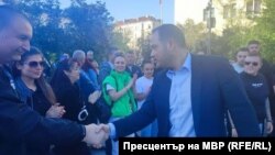 Министър Стоянов се ръкува с контрапротестиращи полицаи до МВР.