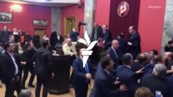 Tömegverekedés az orosz ügynöktörvény miatt a georgiai parlamentben 