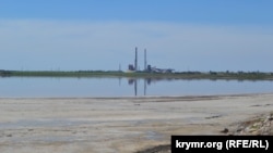 Крымский содовый завод и озеро-отстойник, куда сбрасываются отходы производства. Архивное фото
