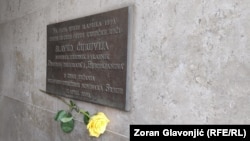 Memorijalna tabla na mestu na kojem je Slavko Ćuruvija ubijen 11. aprila 1999. godine