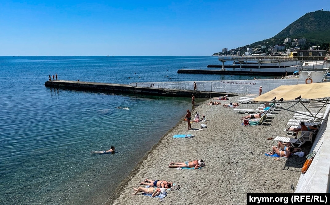 Crimean Beaches 'Nearly Empty' Amid Russian Military Buildup