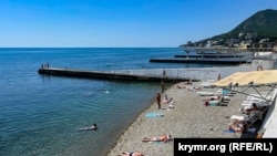 Плаж в Алуща, в югоизточната част на Крим, на 17 юни
