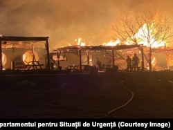 Zjarrfikësit duke tentuar ta shuajnë zjarrin në një bujtinë në Rumani, 26 dhjetor 2023.