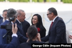 Președintele Turciei, Recep Tayyip Erdoğan (în stânga) i-a strâns de mai multe ori mâna fostului premier român, Victor Ponta, în timpul vizitei premierului Marcel Ciolacu la Ankara, în mai 2024.