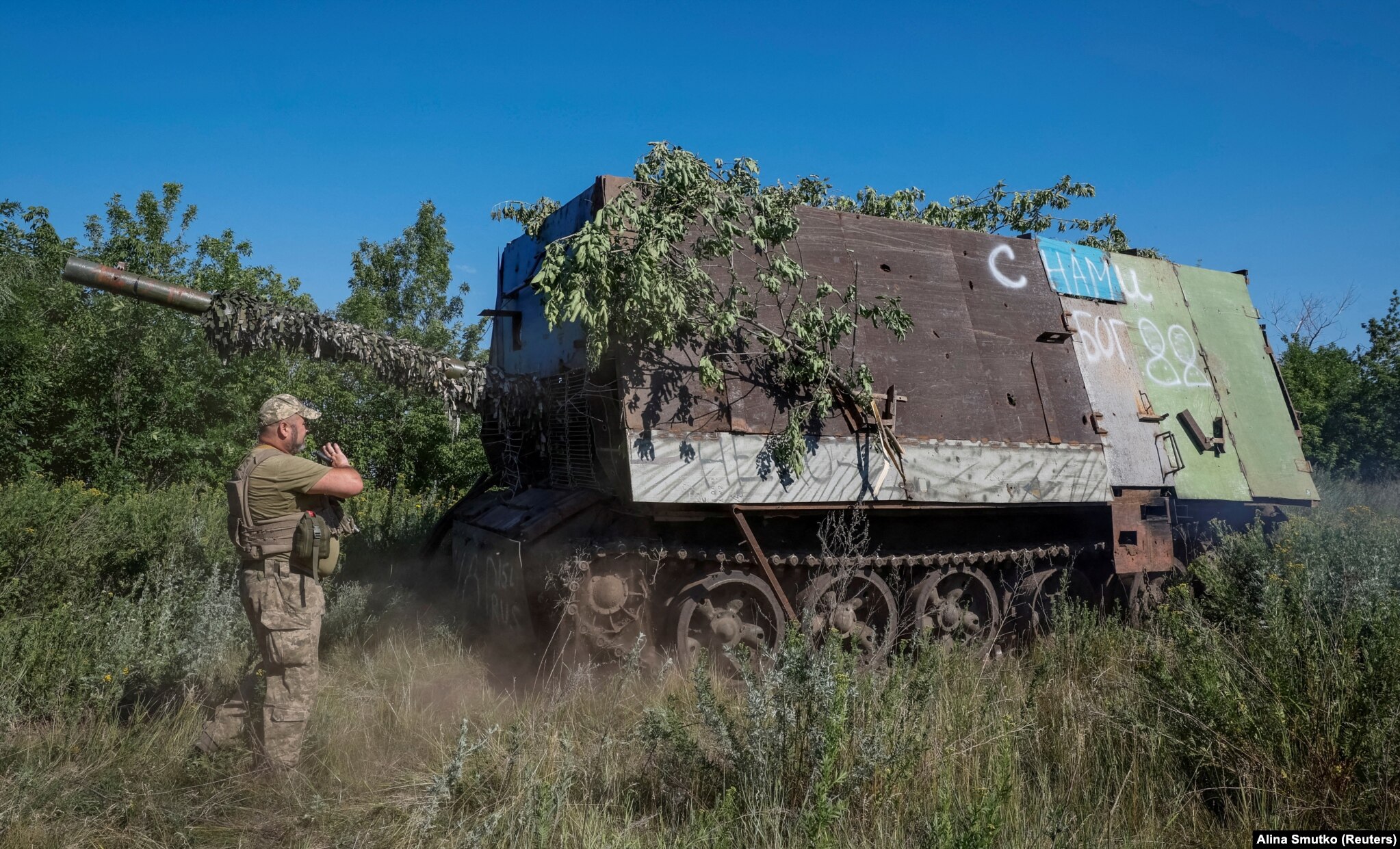 A Russian “turtle tank” after its capture by Ukraine in June. The tanks use a makeshift box of light armor that is designed to activate the impact fuses of explosives carried by FPV drones, causing them to explode harmlessly before reaching the tank itself.