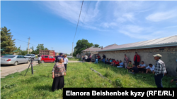 Кайырма айылында чогулуп тургандар. 