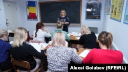 Cursurile pentru adulți sunt ținute de profesoara de limbă română de la Liceul Teoretic „Mihai Eminescu” din or. Dubăsari, Violeta Tolstenco.