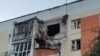 Një ndërtesë banimi e dëmtuar në Stroitel, Belgorod, Rusi, 25 qershor.
