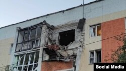 Një ndërtesë banimi e dëmtuar në Stroitel, Belgorod, Rusi, 25 qershor.
