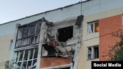 Jedna od oštećenih zgrada u Stroitelu, Belgorodska oblast, Rusija, 25. juna 2024.