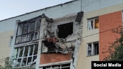 Russiýanyň Belgorod sebitiniň Stroitel şäherinde zeper ýeten ýaşaýyş jaýy. 25-nji iýun, 2024 ý.