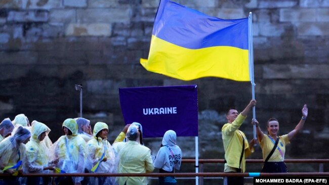 Українські спортсмени під час церемонії відкриття Олімпійських ігор у Парижі, 26 липня 2024 року