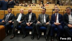 Dio članova nove vlade tokom sjednice Zastupničkog doma Parlamenta Federacije BiH, na kojoj je potvrđeno imenovanje Vlade, Sarajevo, 28. april 2023.