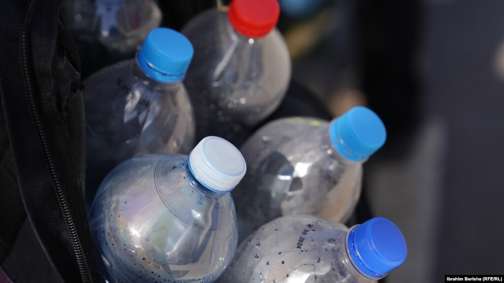 Shishe të plastikës që po përdoren nga qytetarët për t'i mbushur me ujë.