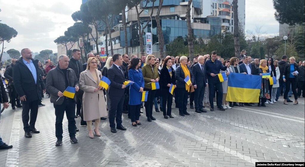 Krerë shtetërorë dhe qytetarë në Shqipëri sot mbajtën një marsh në shenjë solidariteti me Ukrainën në njëvjetorin e pushtimit rus.