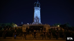  Монументът беше обкръжен служители на реда вечерта след футболния мач сред 