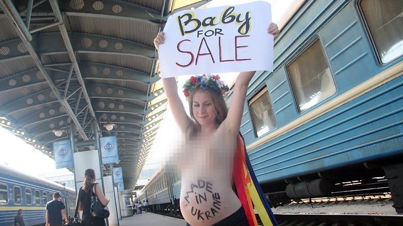Fotografija aktivistkinje antiratne grupe FEMEN 'zalutala' na proruskoj izložbi u Srbiji