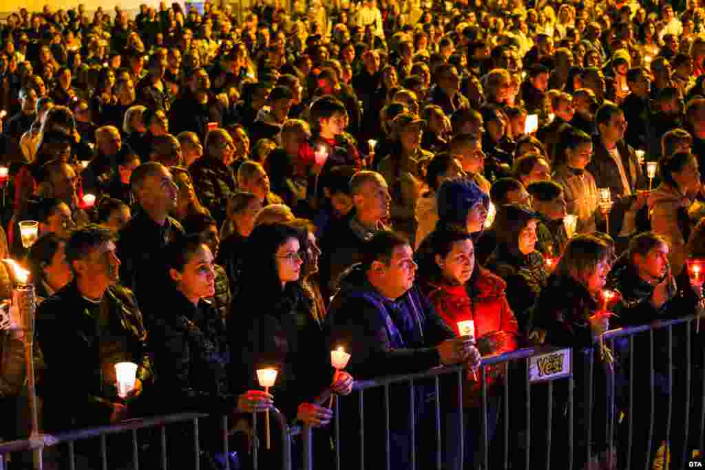 Стотици хора се бяха събрали пред катедралата в Бургас. Огънят се предаваше от свещ на свещ, а след това много от присъстващите останаха смирено да изслушат тържествената служба.&nbsp;