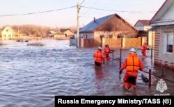 Сотрудники МЧС России во время эвакуации местных жителей из зоны подтопления. Россия, Оренбургская область, Орск, 8 апреля 2024 года