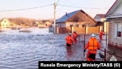 Spasioci evakuišu stanovnike iz poplavljenih delova grada Orska, Rusija, 6. april 2024.