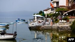 Ohridsko jezero se nalazi u starom gradu Orhidu, na jugozapadu Sjeverne Makedonije, fotografija iz juna 2021.