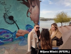Tamara Milovanović i Nikolina Spasojević zastale su ispred murala "Zamisli želju"