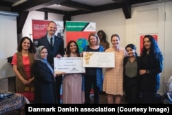 در تصویر اعضای نهاد دانش افغان در دنمارک دیده میشوند که از فعالیت های مطیع الله ویسا در راستای آموزش دختران در افغانستان قدردانی کرده اند