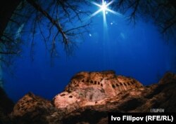  На фотографията е детайл от сложносъставен мегалитен обект, който е с ориентировка изток-запад. Снимката е от изложбата на Иво Филипов 