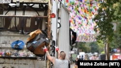 Gyűjtik a szemetet az óbudai Hajógyári-szigeten a fesztivál végén 2018. augusztus 15-én