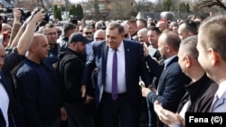 Milorad Dodik, predsjednik Republike Srpske, dolazi okružen pristašama na suđenje pred Sudom BiH, u Sarajevu, 6. 3. 2024.