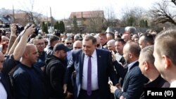 Milorada Dodika su pred Sudom Bosne i Hercegovine dočekale njegove pristalice, Sarajevo, 6. marta 2024.