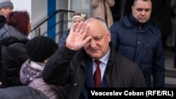 Igor Dodon salutând susținătorii pe scările judecătoriei. Fostul președinte este vizat în mai multe dosare penale, însă susține că acestea sunt un „dezmăț juridic”, comandat de actuala președintă, Maia Sandu.