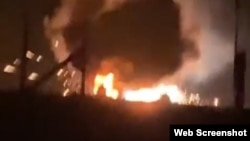 Самопроизвольный отстрел тепловых ловушек вертолета на авиабазе в Бердянске во время пожара, вызванного нанесенным ракетами ATACMS ударом, 17 октября 2023 года