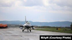 Літак F-16 на авіабазі в Румунії, квітень 2024 року